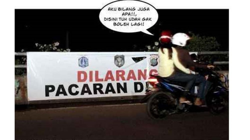 9 Spanduk dilarang pacaran ini bikin jomblo senyum jahat