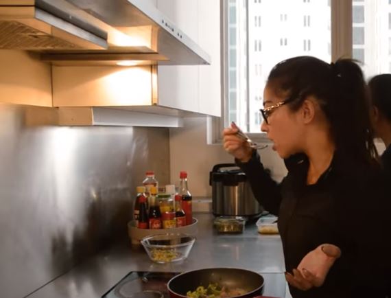 8 Momen manis Nikita Willy memasak untuk suami, belajar dari YouTube