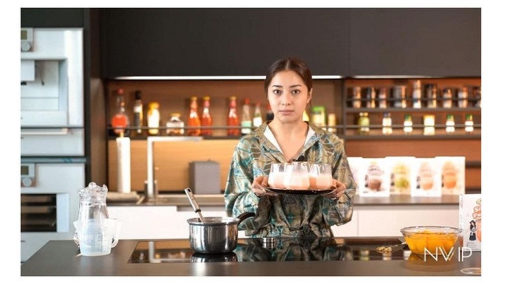 8 Momen manis Nikita Willy memasak untuk suami, belajar dari YouTube