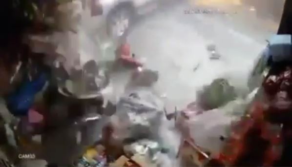 Momen emak-emak selamat usai terpental saat diseruduk mobil