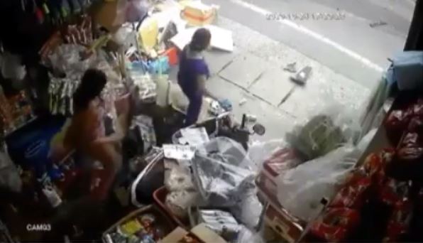 Momen emak-emak selamat usai terpental saat diseruduk mobil