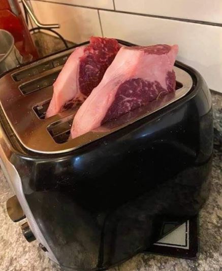 10 Cara makan lucu ini bikin warga +62 geleng kepala, auto kenyang