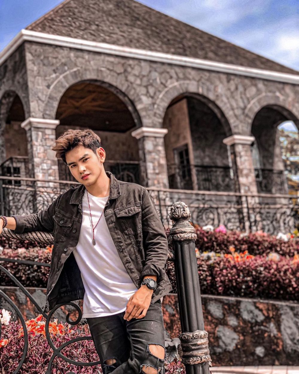 Sudah jadi ayah, 10 seleb ini langganan peran bujangan di sinetron