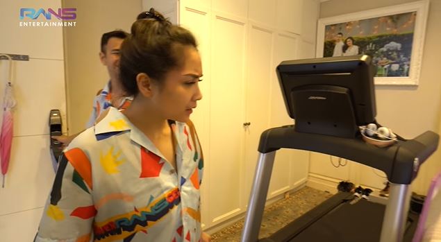 8 Momen Raffi beri hadiah emas 6 kg, reaksi Nagita Slavina disorot