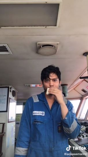 7 Potret seleb TikTok 'kembaran' Teuku Mirza, seorang pelaut