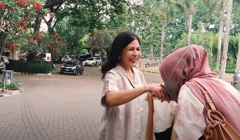 10 Momen Putri Delina bertemu calon mertua, sambutannya nggak terduga