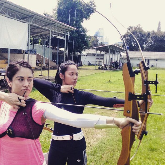 Gaya 10 seleb olahraga panahan, penuh konsentrasi