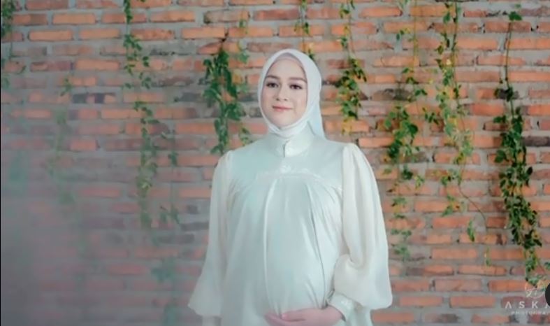 9 Gaya pemotretan Nina Zatulini di kehamilan ketiga, auranya terpancar