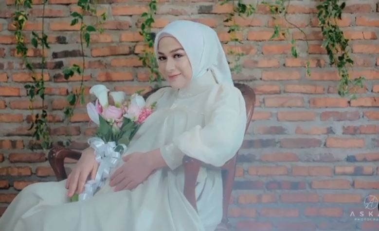 9 Gaya pemotretan Nina Zatulini di kehamilan ketiga, auranya terpancar