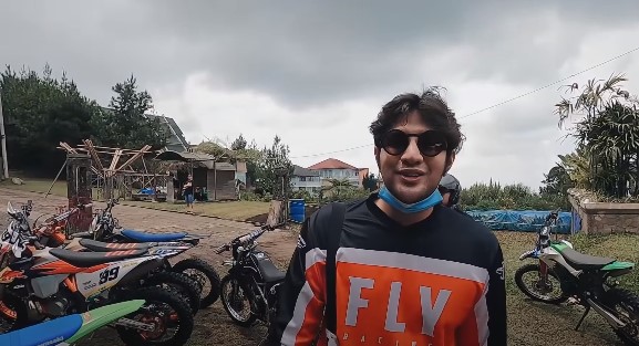 10 Aksi Ammar Zoni jajal motor trail, sempat tergelincir karena tegang