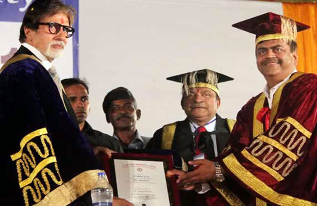 9 Seleb Bollywood dianugerahi gelar honoris causa, ada Shah Rukh Khan
