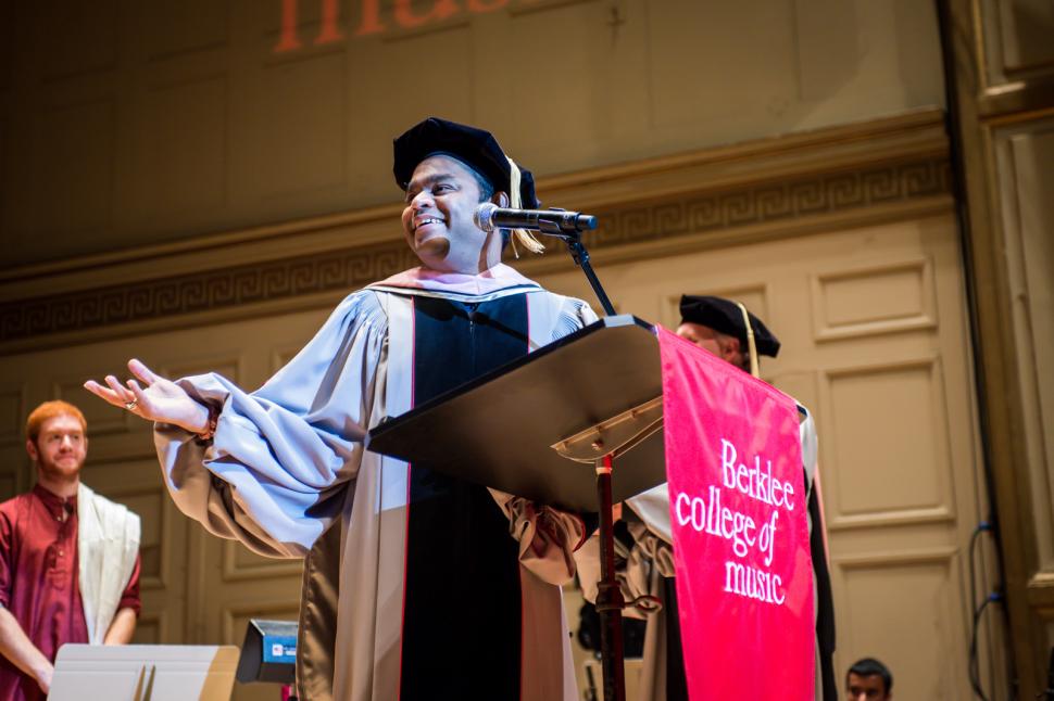 9 Seleb Bollywood dianugerahi gelar honoris causa, ada Shah Rukh Khan