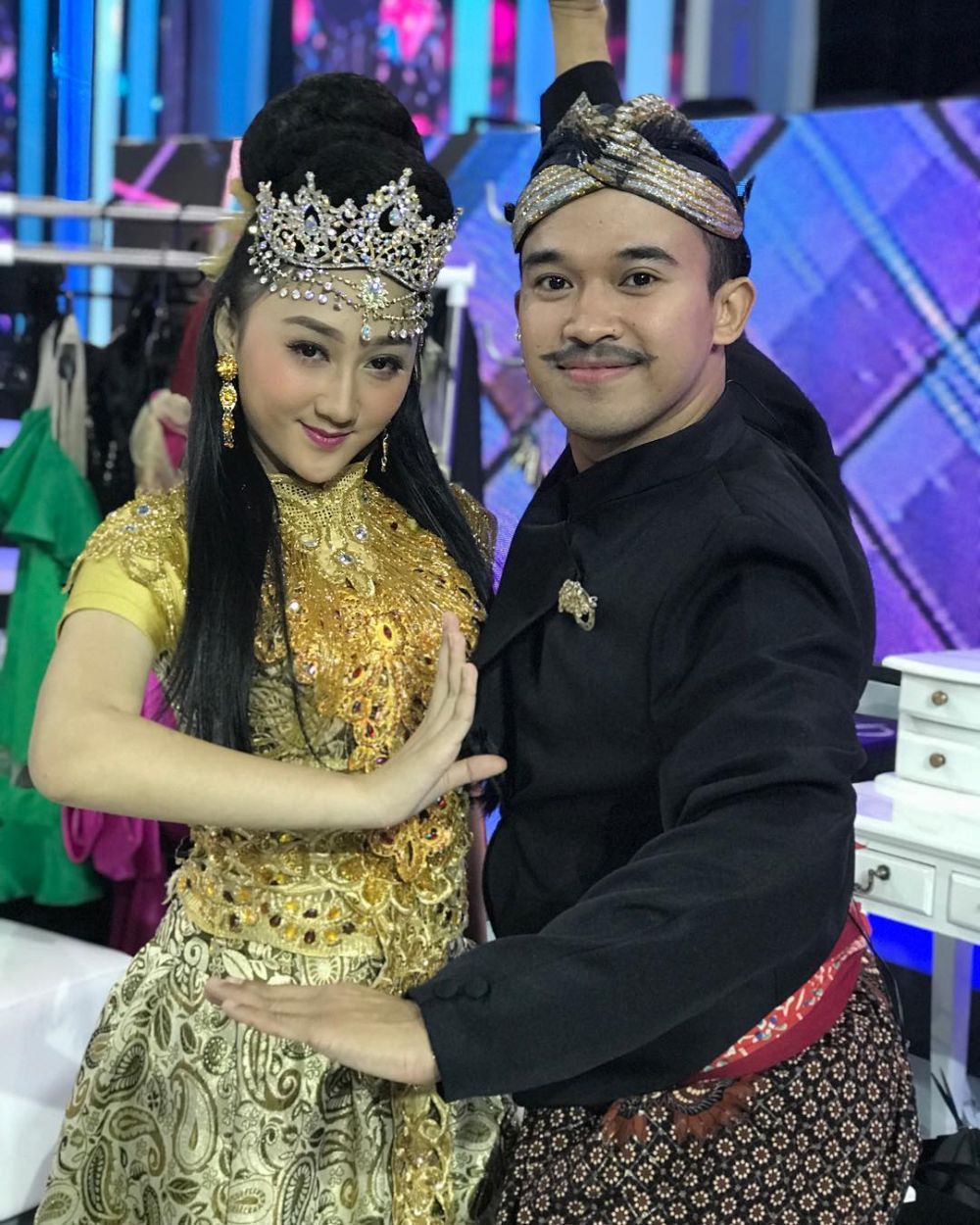 10 Potret Anwar Sanjaya pakai baju adat berbagai daerah, tampak gagah