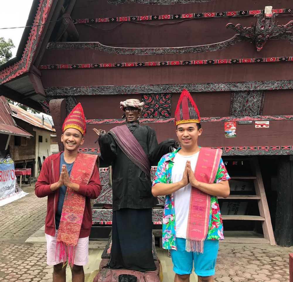 10 Potret Anwar Sanjaya pakai baju adat berbagai daerah, tampak gagah