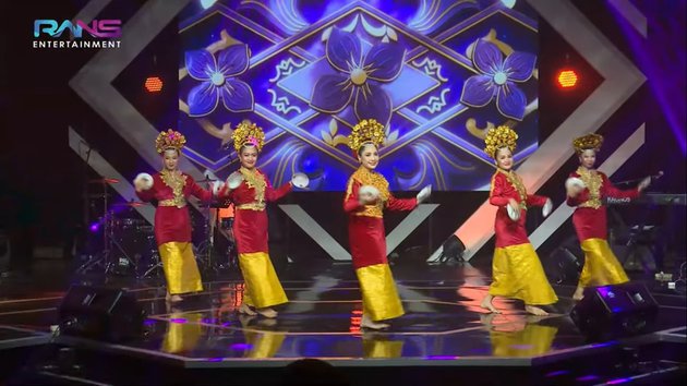 10 Potret Nagita Slavina menari Tari Piring, luwes dan memukau