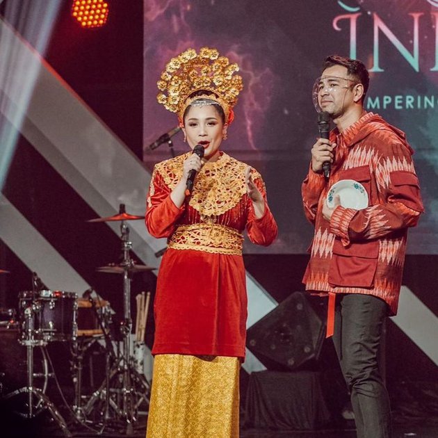 10 Potret Nagita Slavina menari Tari Piring, luwes dan memukau