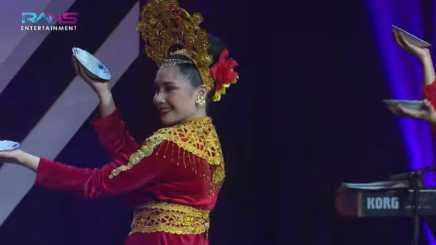 10 Potret Nagita Slavina menari Tari Piring, luwes dan memukau