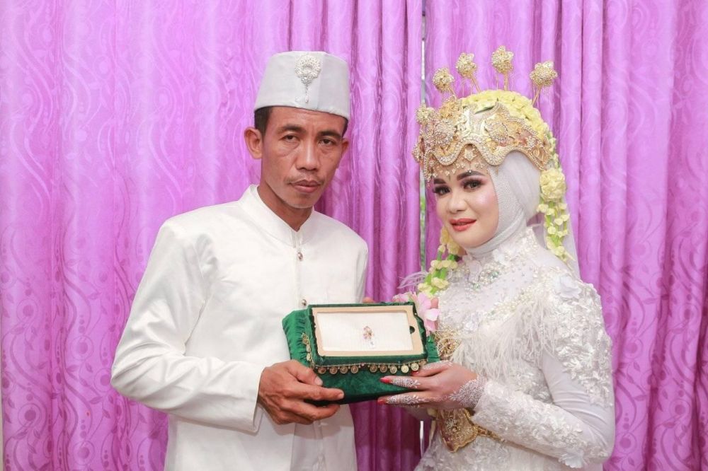 Viral pengantin pria mirip Presiden Jokowi, 5 potretnya bikin melongo