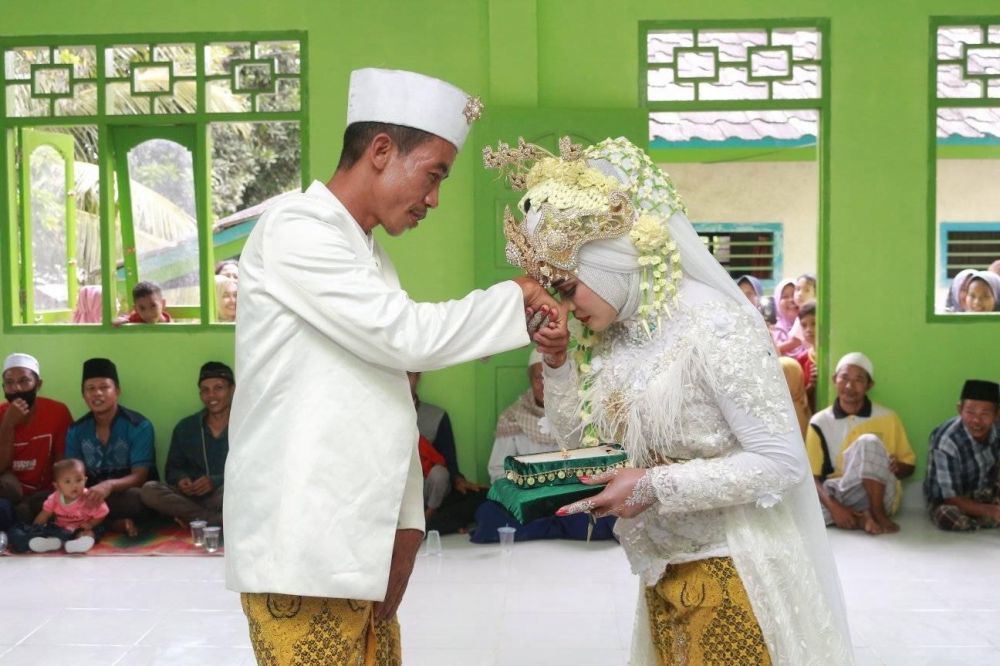 Viral pengantin pria mirip Presiden Jokowi, 5 potretnya bikin melongo