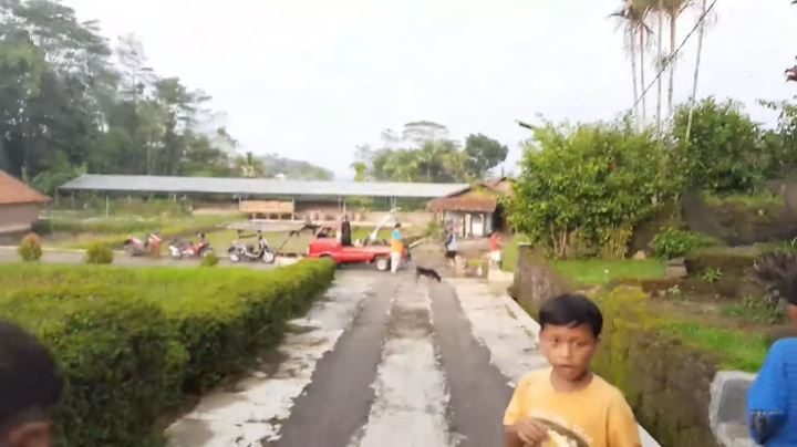 7 Potret rumah Aher kekasih Elly Sugigi di Subang, suasananya asri