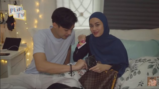 10 Potret isi tas Rey Mbayang, ada yang bikin Dinda Hauw cemburu