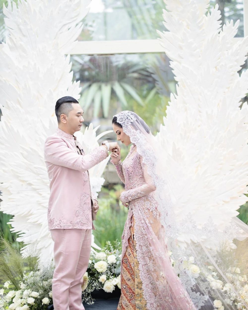 8 Momen pernikahan Sally Adelia 'Girls Squad', bernuansa garden party