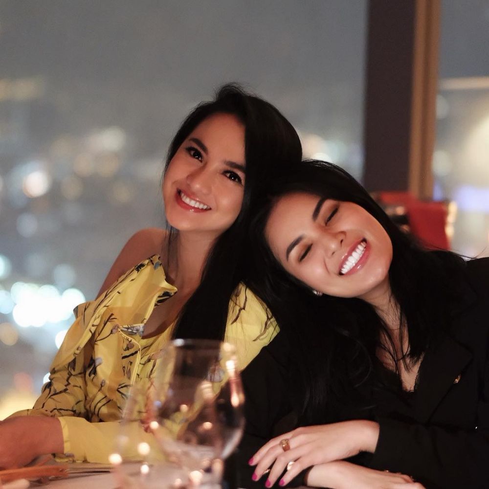 10 Potret persahabatan Ririn Ekawati dan Nindy Ayunda, gayanya kompak