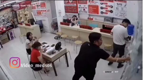 Pegawai toko ini kaget karena pintu kaca pecah tanpa sebab