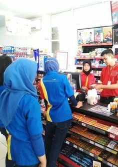10 Tingkah kocak pegawai minimarket ini absurd banget
