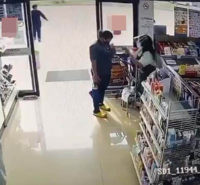 10 Tingkah kocak pegawai minimarket ini absurd banget