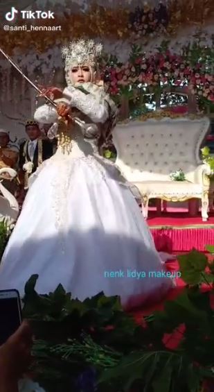 Antimainstream, pengantin ini atraksi jadi mayoret saat pernikahannya