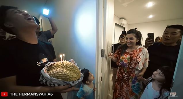 10 Momen kejutan ulang tahun Ashanty, kuenya curi perhatian