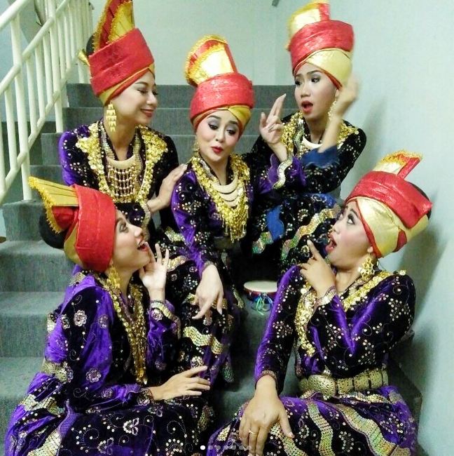 Gaya 8 seleb cantik menari tarian tradisional, luwes banget