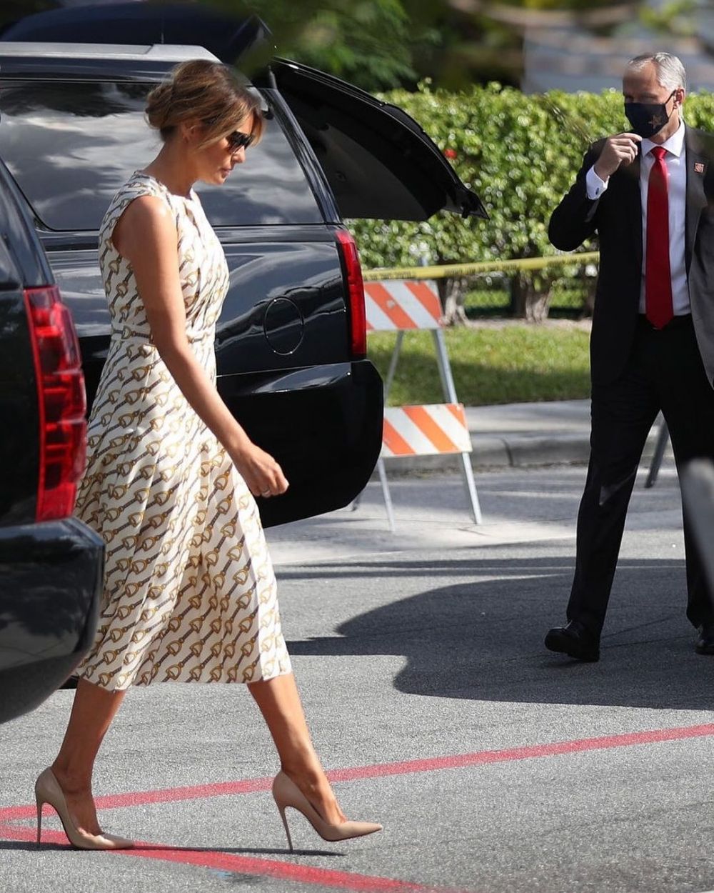 5 Potret Melania Trump datang ke TPS, outfitnya curi perhatian