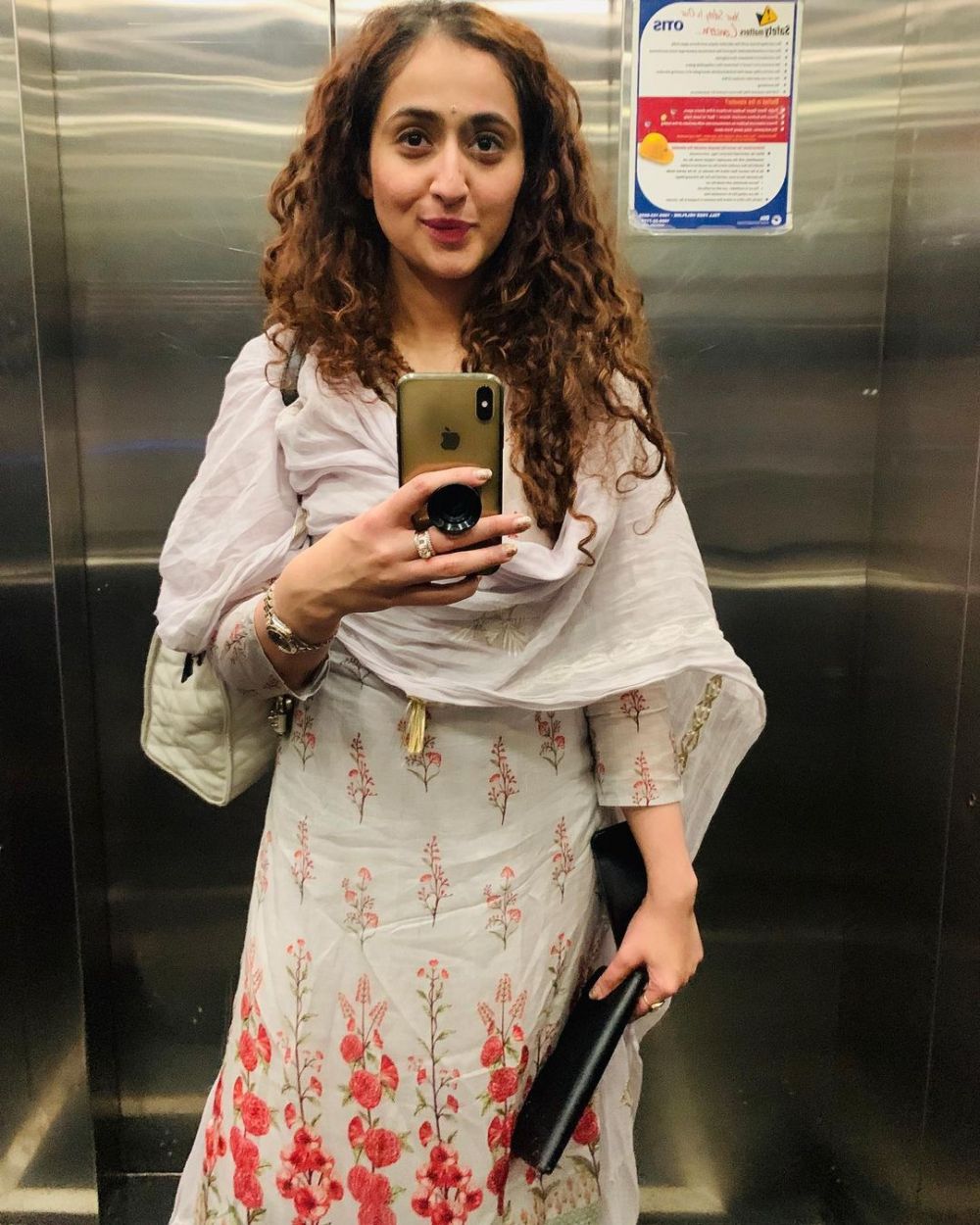 10 Pesona Ruchikaa Kapoor, produser cantik pacar Shaheer Sheikh