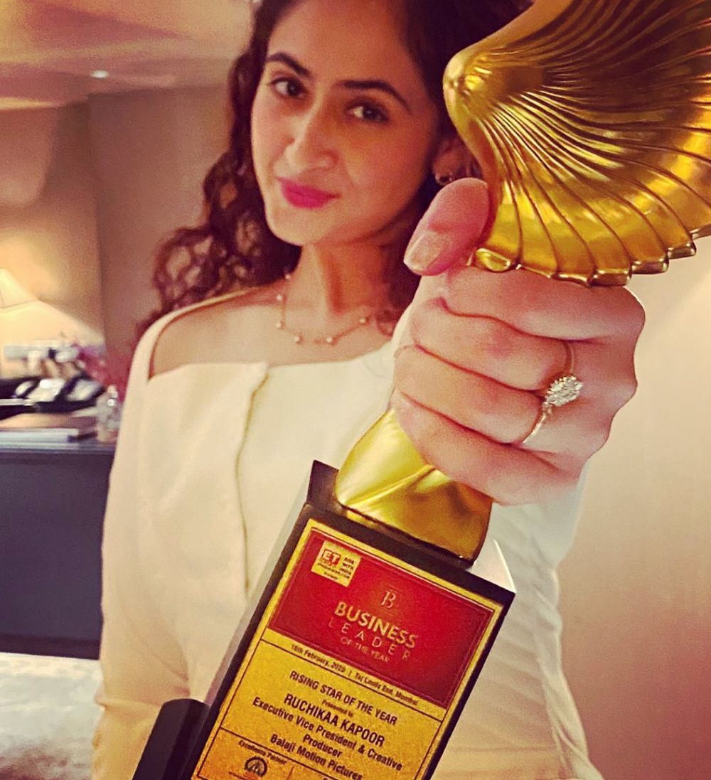 10 Pesona Ruchikaa Kapoor, produser cantik pacar Shaheer Sheikh