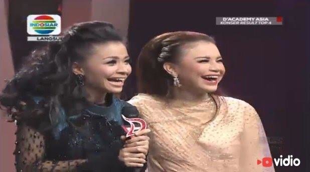 Momen 10 seleb bertemu 'kembaran' yang viral, reaksinya tuai pujian