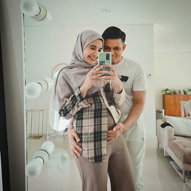 10 Potret mesra Irwansyah dan Zaskia di masa kehamilan, bikin baper