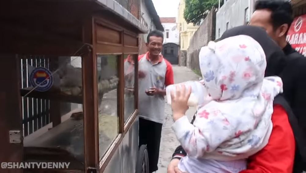 8 Potret rumah masa kecil istri Denny Cagur, masuk gang sempit