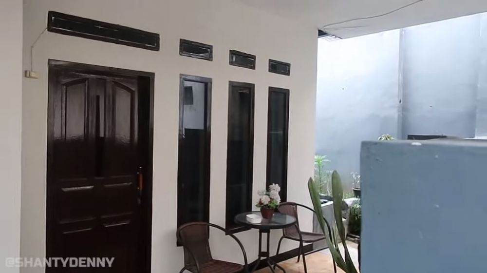 8 Potret rumah masa kecil istri Denny Cagur, masuk gang sempit