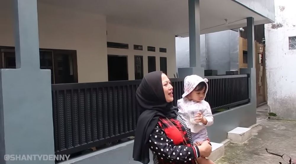8 Potret rumah masa kecil istri Denny Cagur, masuk gang sempit