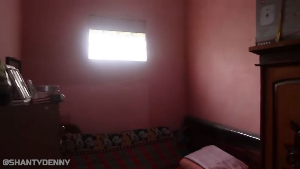 8 Potret rumah masa kecil istri Denny Cagur, masuk gang sempit