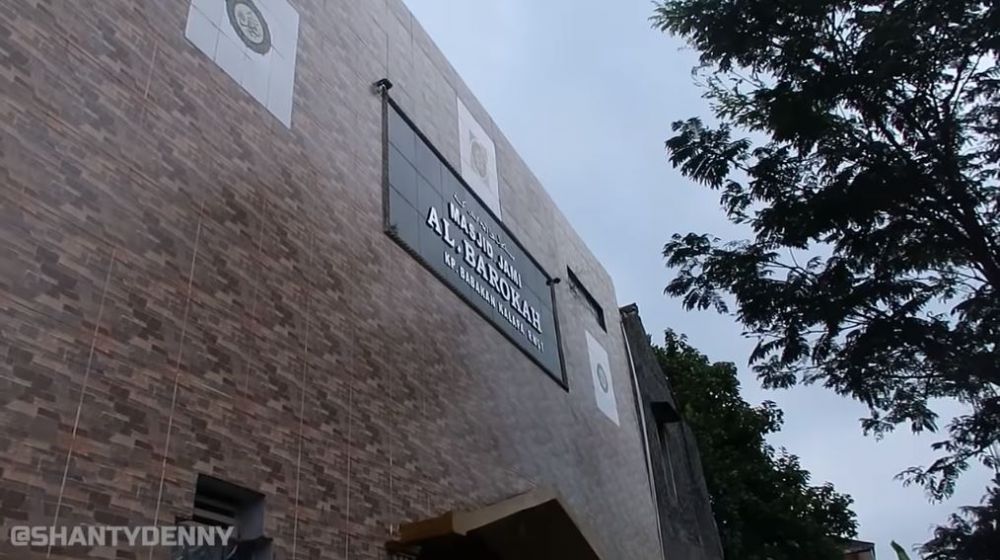 8 Potret rumah masa kecil istri Denny Cagur, masuk gang sempit