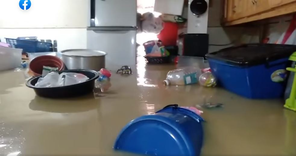 Terjebak banjir, cara makan pemuda ini jadi sorotan