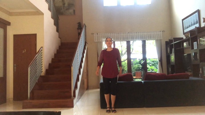 10 Potret rumah Ira Wibowo, ruang keluarganya curi perhatian