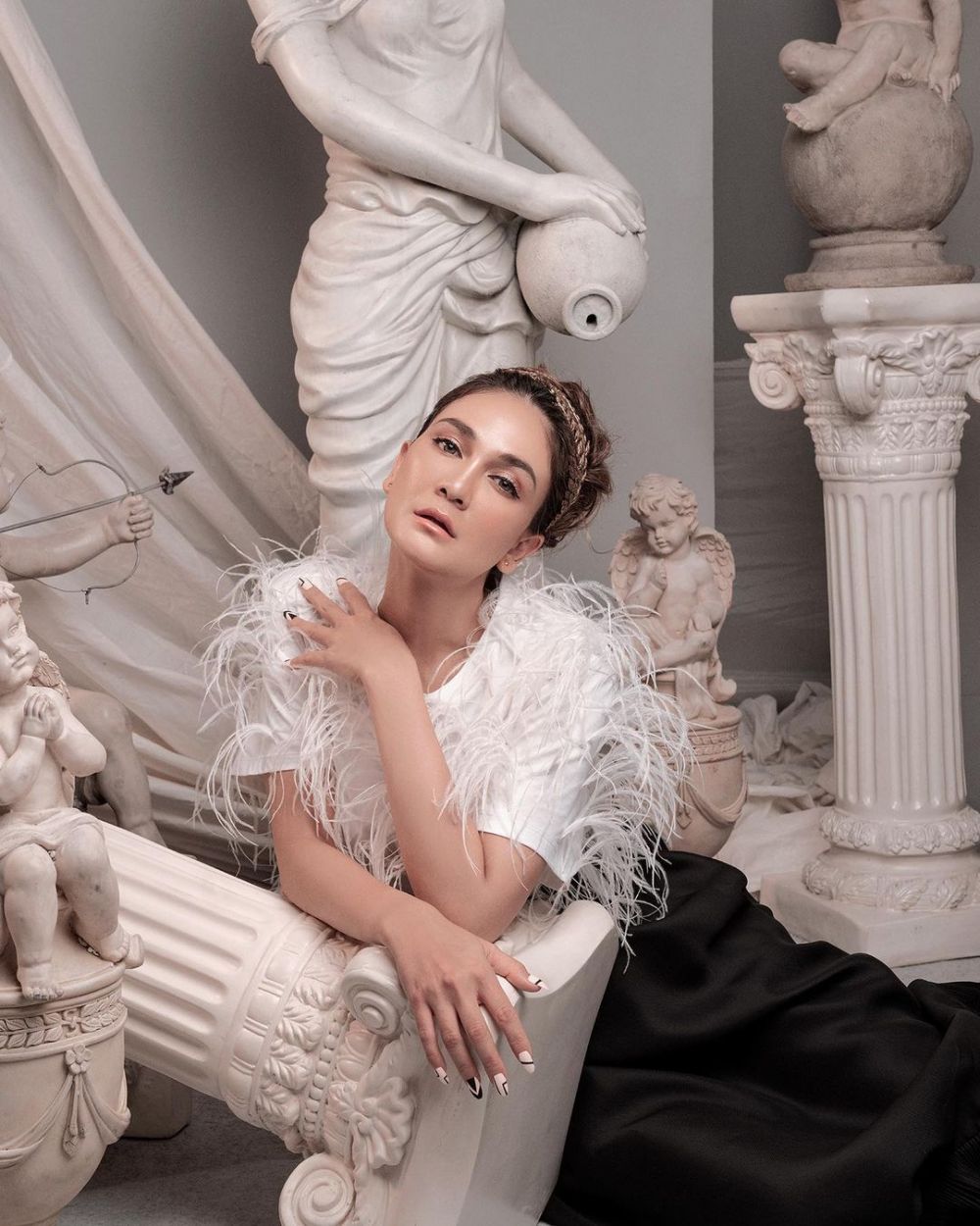 8 Gaya pemotretan Luna Maya bertema dewi Yunani, curi perhatian