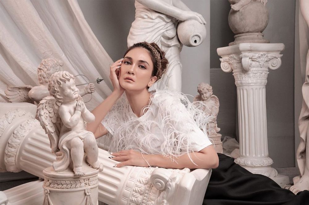 8 Gaya pemotretan Luna Maya bertema dewi Yunani, curi perhatian