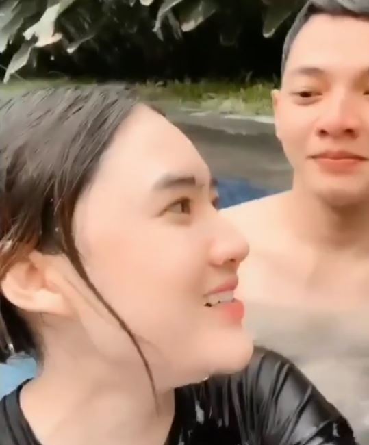 7 Momen mesra Nella Kharisma & Dorry Harsa di kolam renang, sweet abis