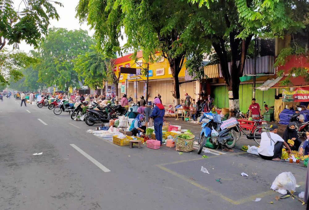 Physical distancing Pasar Ir Soekarno, pedagang sehat omzet meningkat