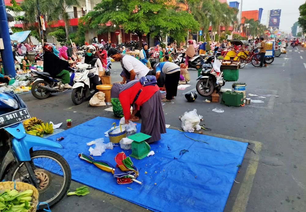Physical distancing Pasar Ir Soekarno, pedagang sehat omzet meningkat